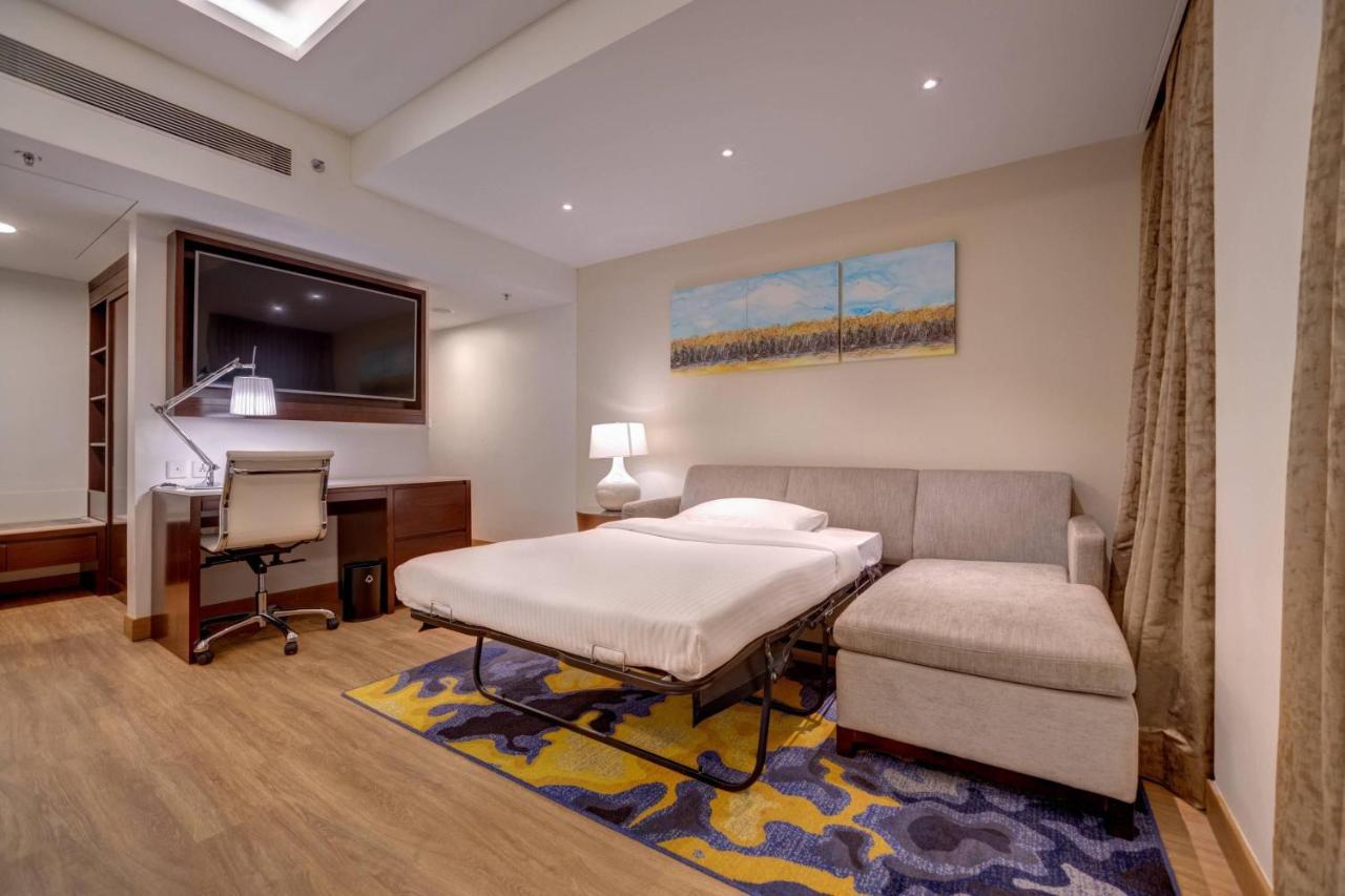Hotel Courtyard By Marriott Surat Esterno foto