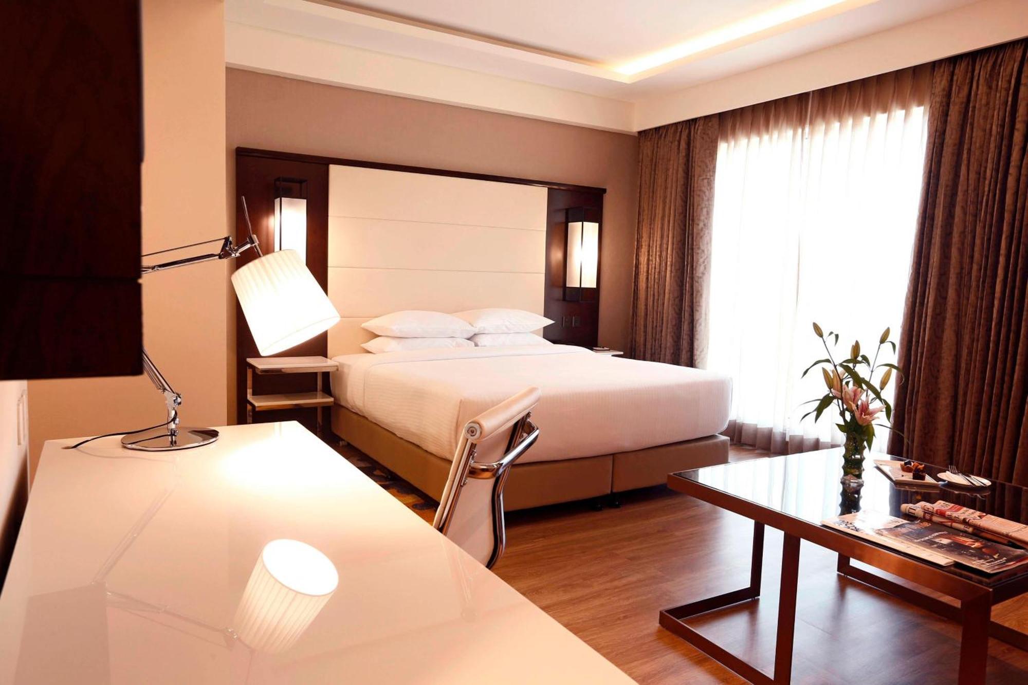 Hotel Courtyard By Marriott Surat Esterno foto