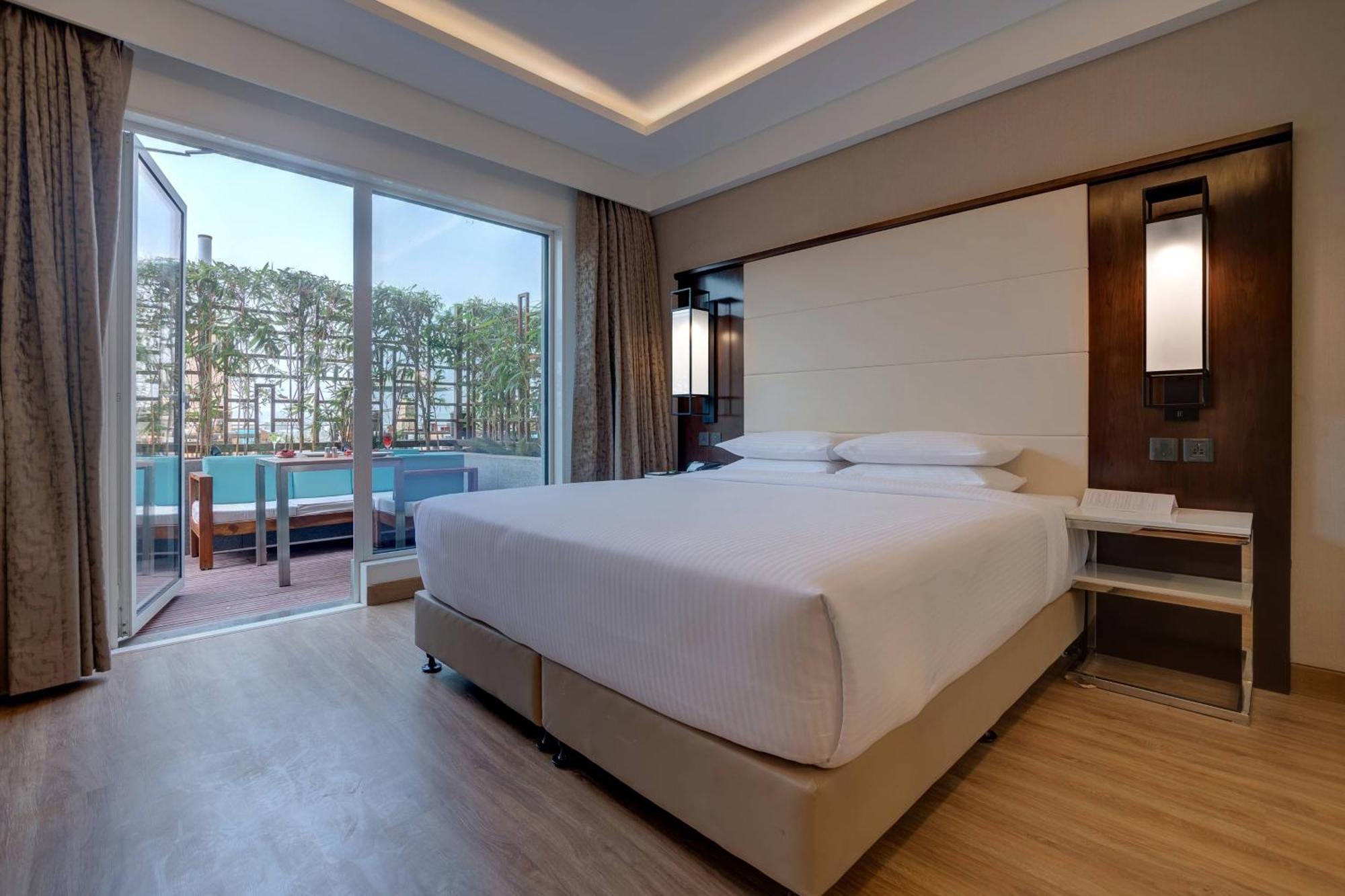 Hotel Courtyard By Marriott Surat Esterno foto