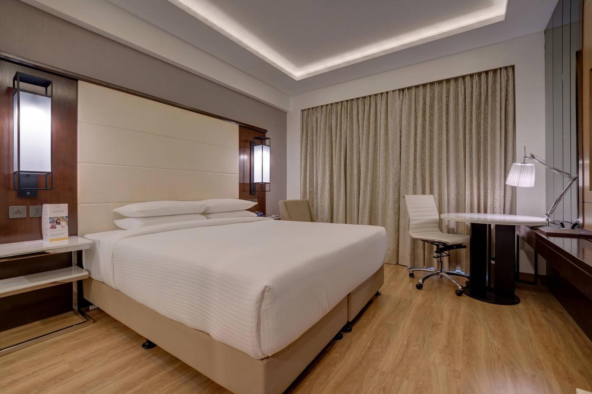 Hotel Courtyard By Marriott Surat Esterno foto