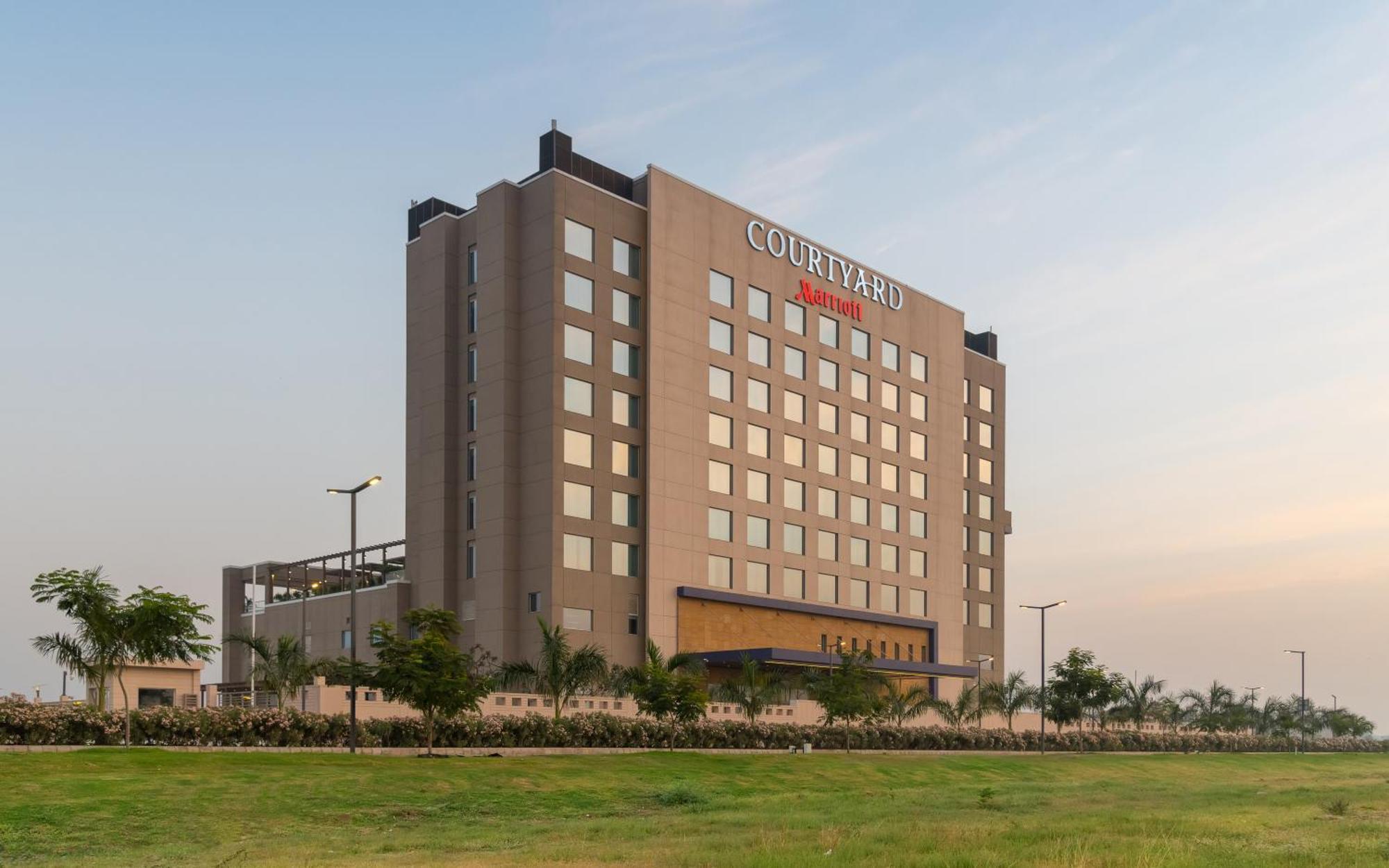 Hotel Courtyard By Marriott Surat Esterno foto