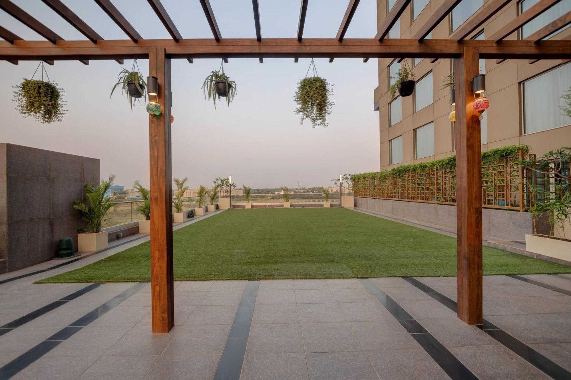 Hotel Courtyard By Marriott Surat Esterno foto