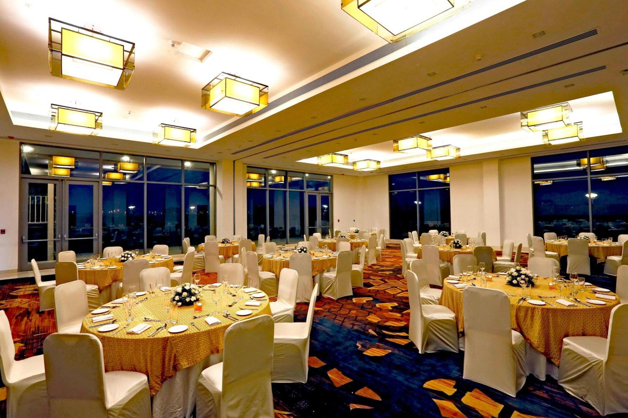 Hotel Courtyard By Marriott Surat Esterno foto