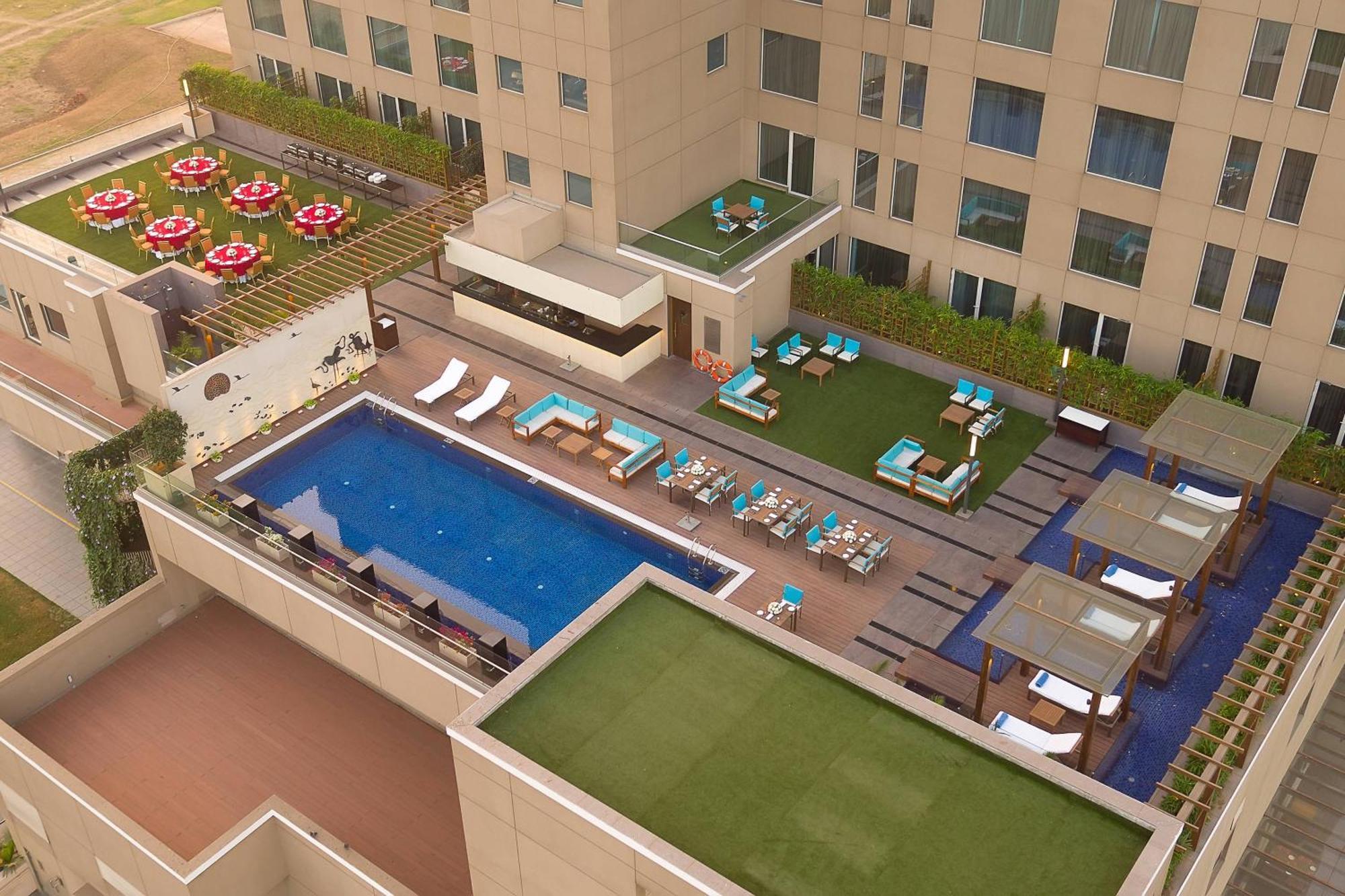 Hotel Courtyard By Marriott Surat Esterno foto