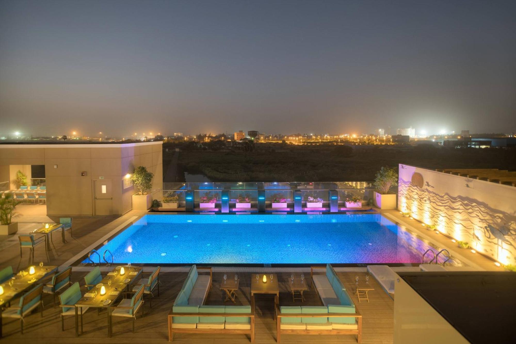 Hotel Courtyard By Marriott Surat Esterno foto