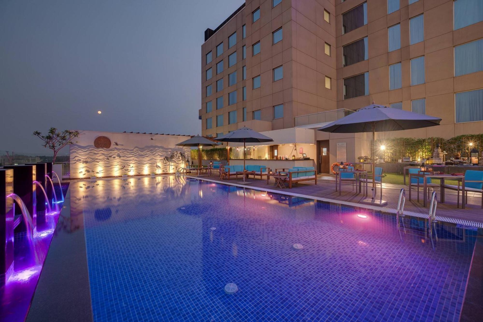 Hotel Courtyard By Marriott Surat Esterno foto