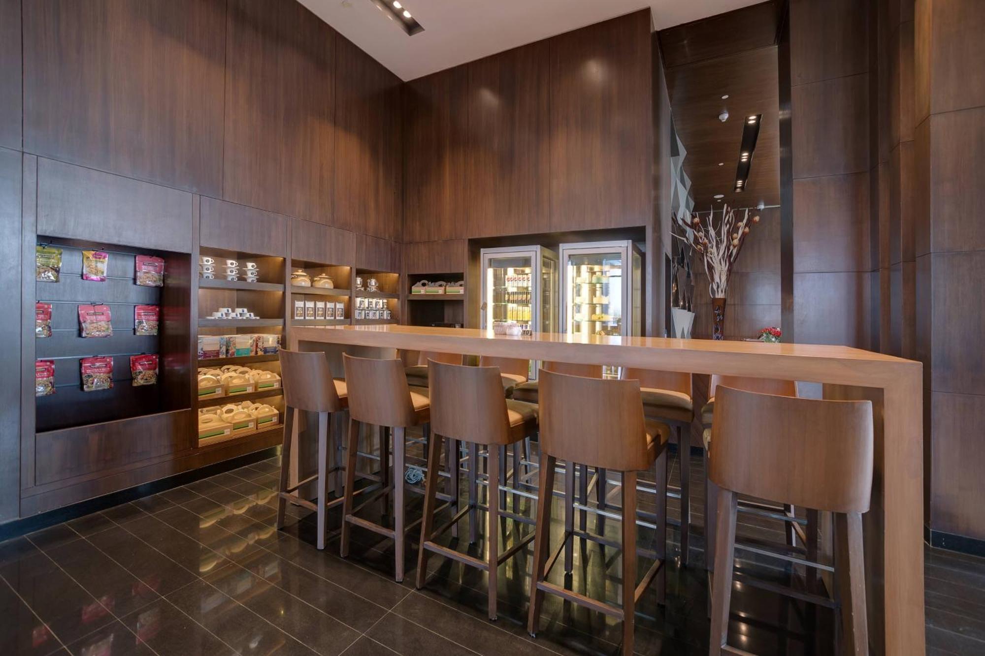 Hotel Courtyard By Marriott Surat Esterno foto