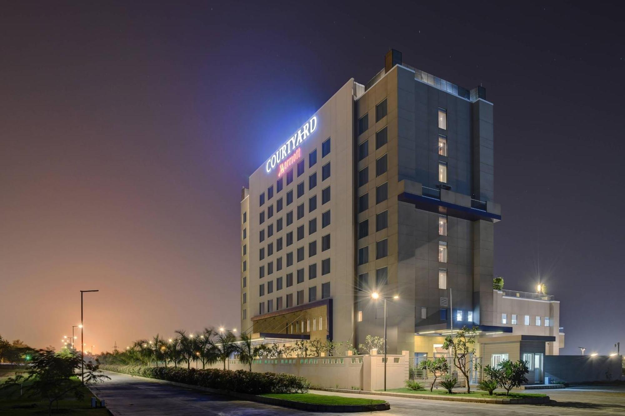 Hotel Courtyard By Marriott Surat Esterno foto